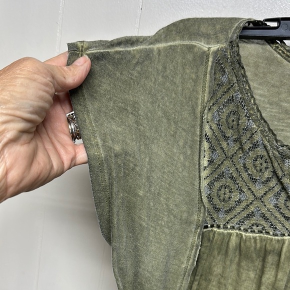 Knox Rose Green Graphic Ruffled Blouse - Picture 3 of 10